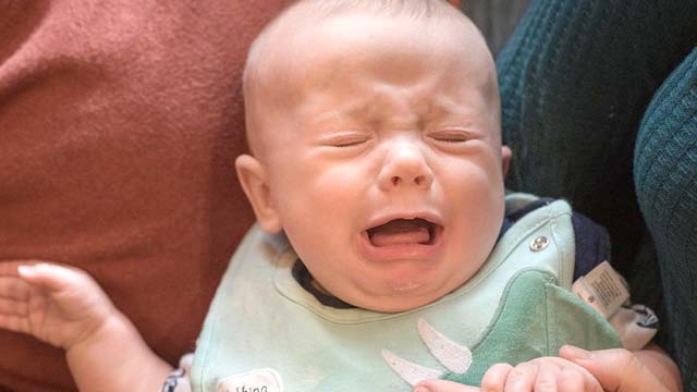 泣いている赤ちゃんを安心させる方法